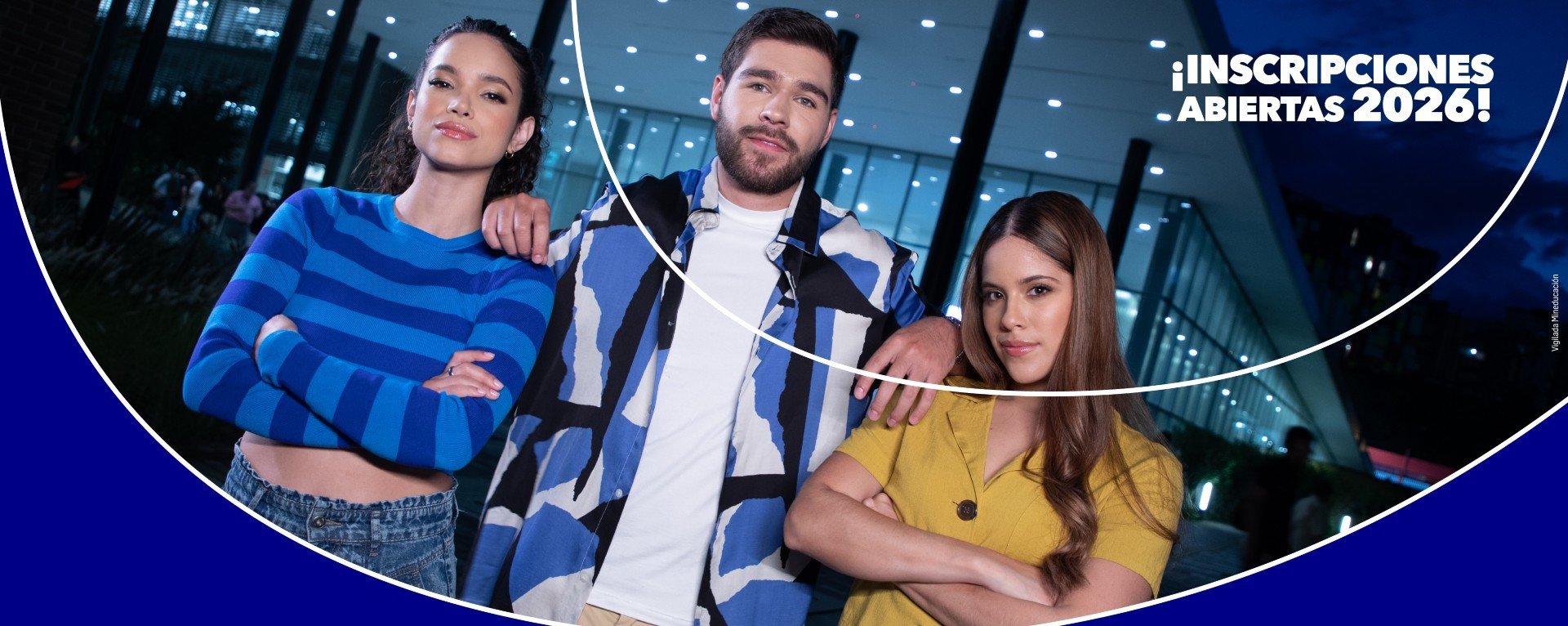Tres jóvenes posando al aire libre durante la noche, con un marco circular blanco y texto en la esquina superior derecha que dice ‘¡Inscripciones abiertas 2026!