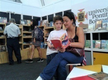 Lectura de madre a hijo en Fiesta del Libro