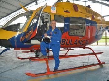Alejandro Arango, egresado de UPB posando en el helicoptero