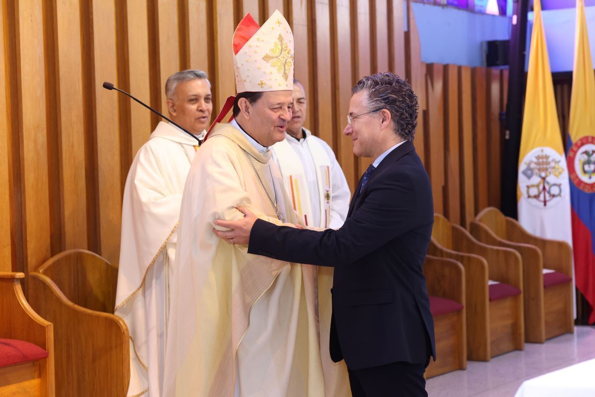 arzobispo de Medellín y gran canciller de la Universidad Pontificia Bolivariana, Monseñor Ricardo Tobón Restrepo, junto con el vicerrector general de la UPB, Santiago Acosta Maya.