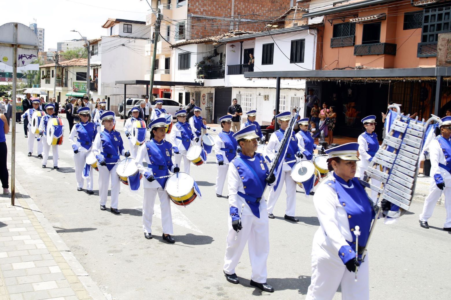 Bnada de adultos mayores en el desfilo por los 25 años del Colegio de la UPB Marinilla