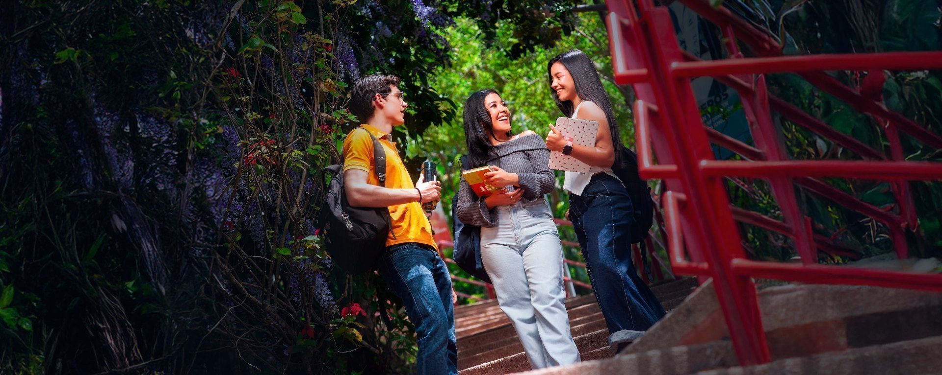 Estudiantes posando para una fotografía y al lado hay palabras que dice: becas, descuentos y financiación UPB  