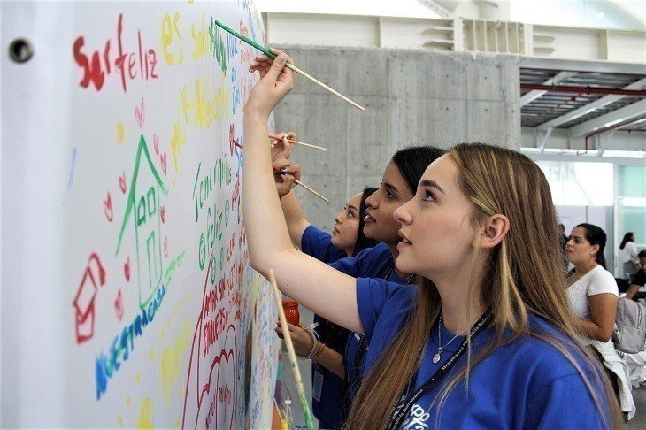 Jóvenes pintando en el mural de los sueños Expovoluntariado 2019