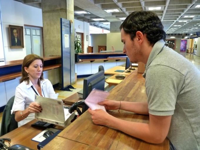 Devolución de libros en la biblioteca