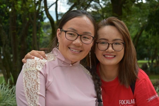 Dos estudiantes de Asia