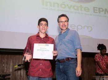 John Freddy Sepúlveda Henao recibe el reconocimiento.