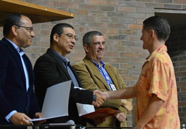 jóvenes y adultos en ceremonia de graducación