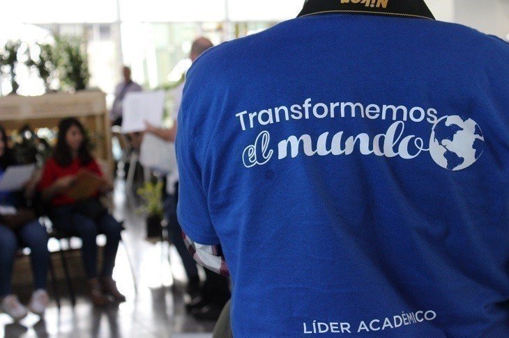 Fotografía que muestra la temática central "Transformemos el mundo"