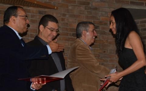 Directivos otorgando certificación a estudiante