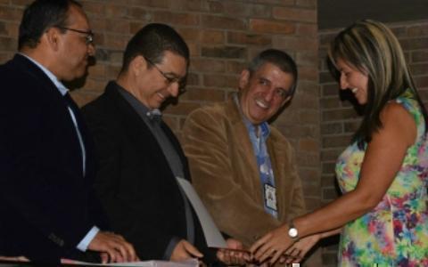 Directivos otorgando certificación a estudiante