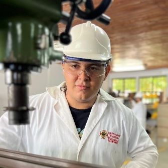 Ingeniero Mecánico trabajando