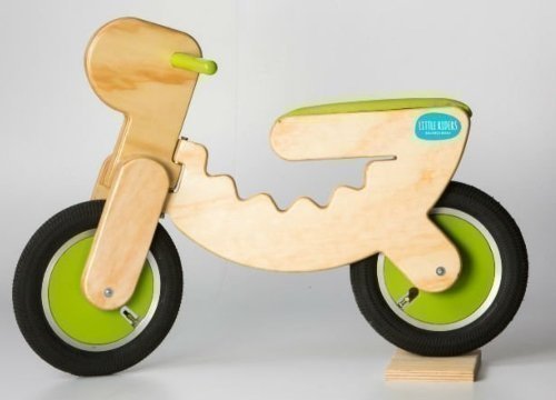 Modelo tridimensional de una bicicleta de madera sobre una mesa de trabajo.