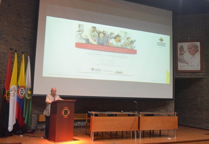 El señor Luis Fernando Fernández Ochoa, Decano de la Escuela de Telogía, Filosofía y humanidades expresando palabras de inauguración del seminario