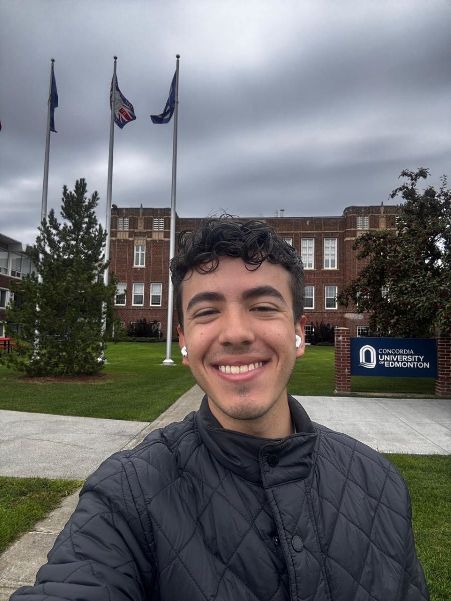 Estudiante Isaac Osorio en la Universidad de Concordia de Edmonton