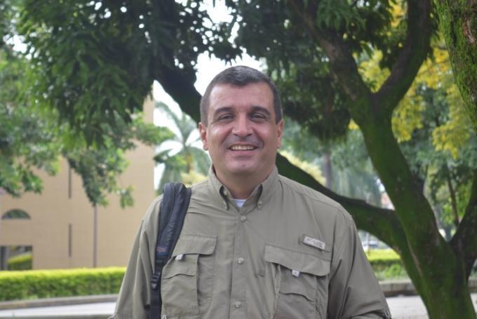 Juan Carlos Velásquez, egresado de la UPB obsequió a la Universidad una palma de cera del Quindío.