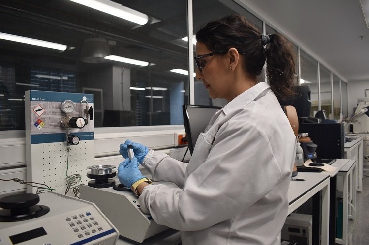 Docente en laboratorio