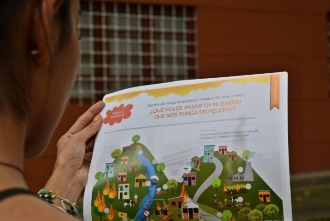 Persona leyendo la cartilla Mi hogar como espacio seguro