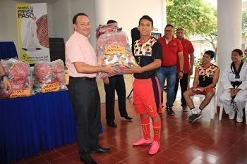 Significativa entrega de insignias y uniformes a deportistas UPB