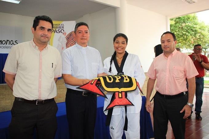 Significativa entrega de insignias y uniformes a deportistas UPB
