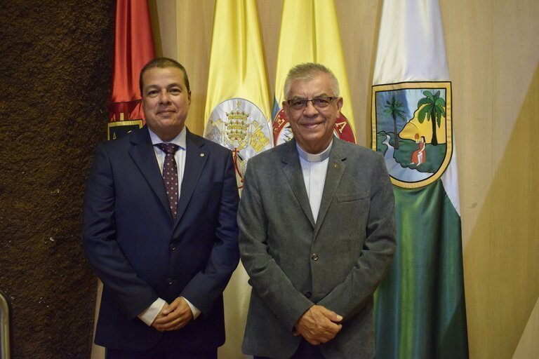 Decano Escuela Educación 