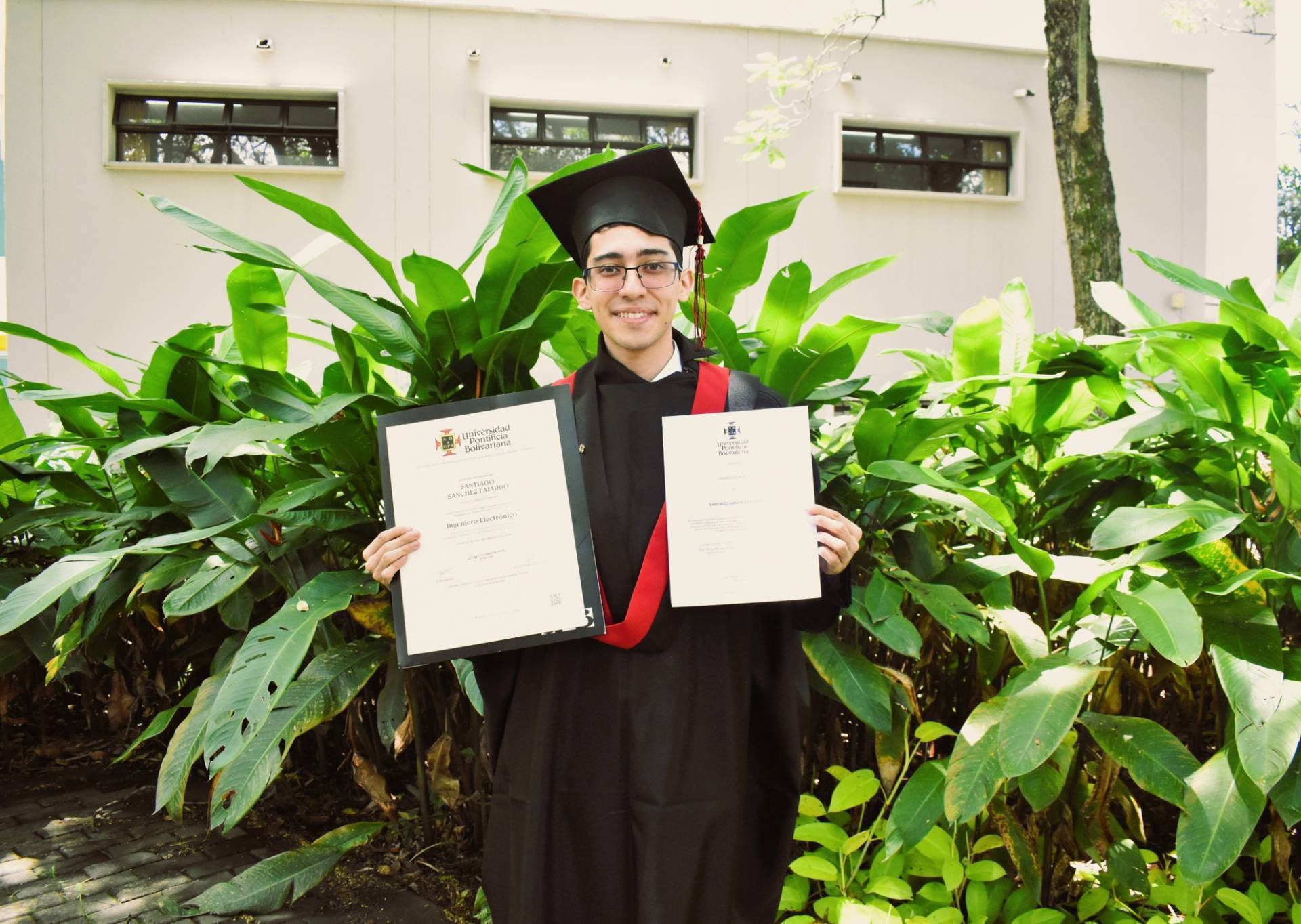 Santiago se gradúa con honores luego de haber terminado sus estudios gracias a la beca que ortorga la UPB desde bienestar