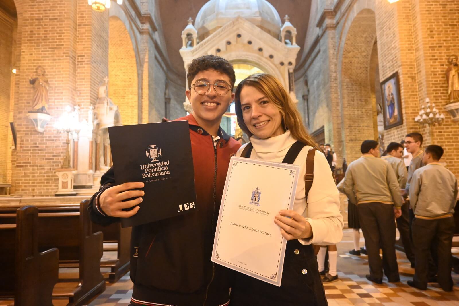 Entrega de la beca a el mejor bachiller del colegio de la UPB