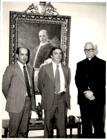 Evaristo sentado hablando