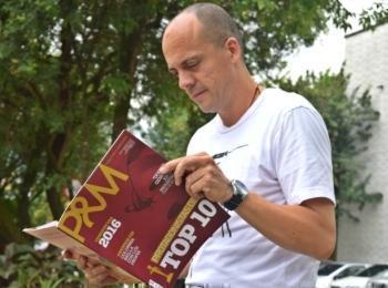 Ómar leyendo la revista P&M