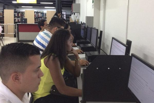 Andrés Felipe al finalizar el juego y definirse como campeón del Torneo Universitario de Pin Pong