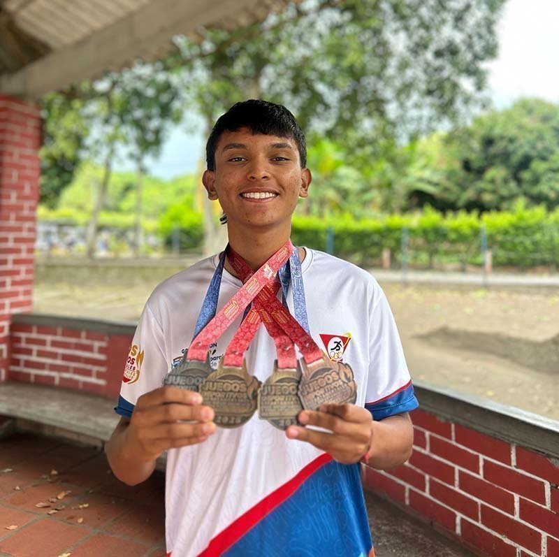 Juan Miguel con las medallas obtenidas en los Juegos Departamentales del Valle del Cauca