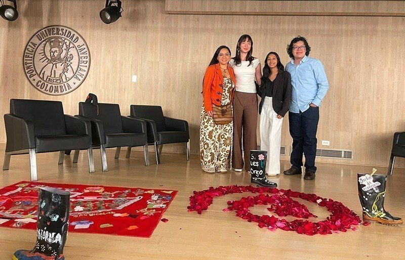 Profesora Yuli Botero junto a los estudiantes en el Congreso Internacional de los 10 Años del Acuerdo de Paz