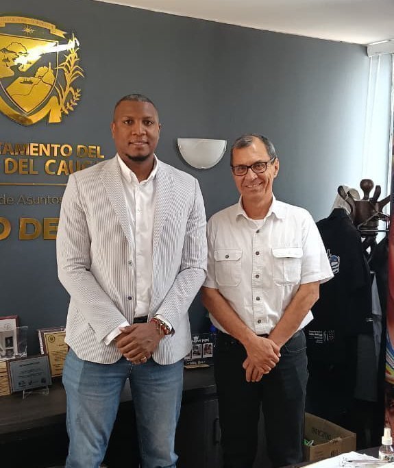 De izquieda a derecha: Secretario de Asuntos Étnicos de la Gobernación del Valle del Cauca, Dr. Óscar Alberto Lennis Ibargüen y nuestro rector Esp. Juan Gonzalo Arboleda Arboleda