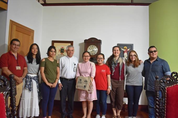 Rector y estudiantes de Asia del Este