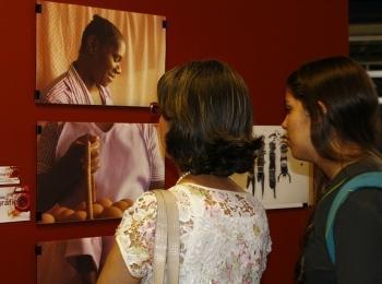 Personas observando fotografías en la Biblioteca