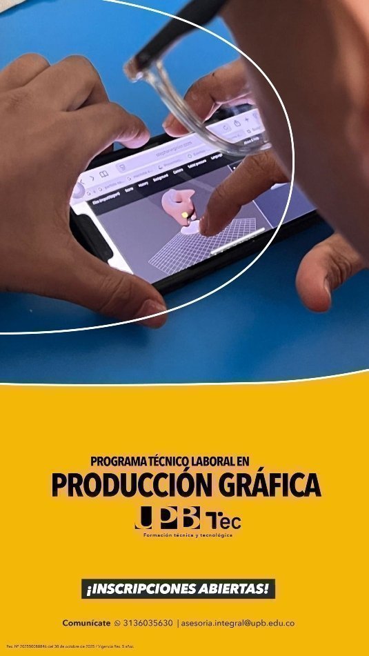 Persona trabajando en un diseño con post-its de colores, marcadores y una paleta de colores en una mesa.
