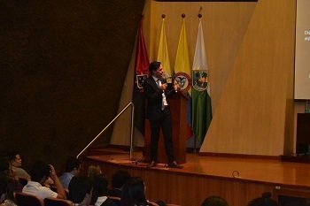 Viceministro de energía de Colombia hablando con la comunidad UPB