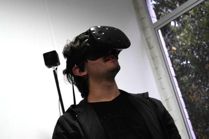 Uno de los participantes usando las gafas de realidad virtual