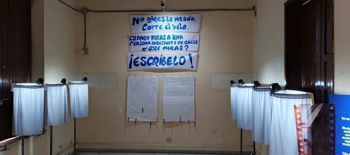La exposición está ubicada en el Centro de Desarrollo Social La Candelaria, en el barrio Estación Villa del Centro de Medellín.