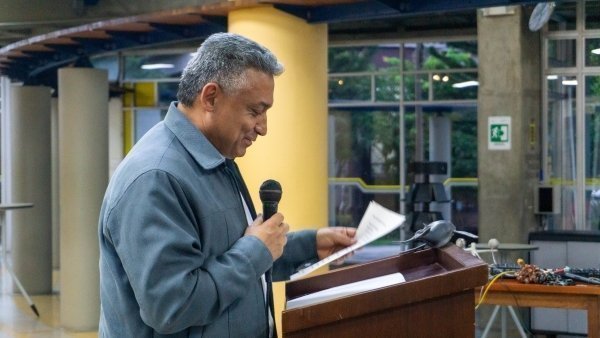 El rector general de la UPB, Pbro. Diego Marulanda Díaz, durante el discurso inaugural de la exposición Ecos de Mar.