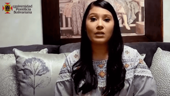 Estudiante hablando del programa de Ingeniería en Nanotecnología